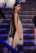 Model walk the ramp for Anamika Khanna Grand Finale Show at Lakme Fashion Week 2015 Day 5 on 22nd March 2015  (139)_550fe1294bc62.JPG