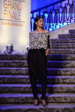 Model walk the ramp for Anamika Khanna Grand Finale Show at Lakme Fashion Week 2015 Day 5 on 22nd March 2015  (143)_550fe132a70c4.JPG