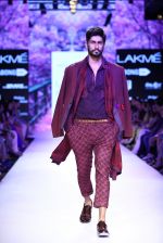 Model walk the ramp for Kunal Anil Tanna Show at Lakme Fashion Week 2015 Day 5 on 22nd March 2015 (73)_550fdc64004db.JPG