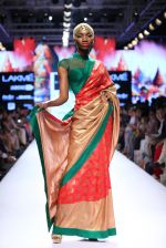 Model walk the ramp for Mandira Bedi Show at Lakme Fashion Week 2015 Day 5 on 22nd March 2015 (32)_550fdb2086c32.JPG