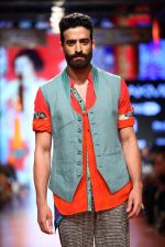 Model walk the ramp for Tarun Tahiliani Show at Lakme Fashion Week 2015 Day 5 on 22nd March 2015 (180)_550fdece2d6d4.JPG