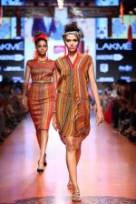 Model walk the ramp for Tarun Tahiliani Show at Lakme Fashion Week 2015 Day 5 on 22nd March 2015 (191)_550fdee9958c9.JPG