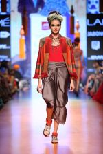 Model walk the ramp for Tarun Tahiliani Show at Lakme Fashion Week 2015 Day 5 on 22nd March 2015 (192)_550fdeec13199.JPG