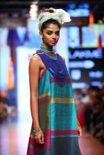 Model walk the ramp for Tarun Tahiliani Show at Lakme Fashion Week 2015 Day 5 on 22nd March 2015 (202)_550fdf0e28543.JPG