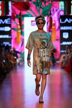 Model walk the ramp for Tarun Tahiliani Show at Lakme Fashion Week 2015 Day 5 on 22nd March 2015 (54)_550fdd480eb34.JPG