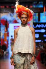 Model walk the ramp for Tarun Tahiliani Show at Lakme Fashion Week 2015 Day 5 on 22nd March 2015 (98)_550fde055ccf3.JPG