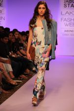 Model walk the ramp for Vernadah Show at Lakme Fashion Week 2015 Day 5 on 22nd March 2015 (29)_550ff5cb5bce1.jpg