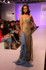 Model walk the ramp for Vernadah Show at Lakme Fashion Week 2015 Day 5 on 22nd March 2015 (52)_550ff5ef4e437.jpg