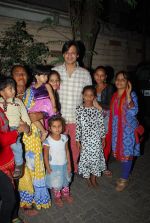 Vivek Oberoi meets fans from Karnataka waiting outside his house in Juhu on 24th March 2015 (4)_55125a5e8a3ad.JPG