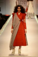 Model walk the ramp for Anju Modi on day 1 of Amazon India Fashion Week on 25th March 2015 (221)_5513ce36c04cb.JPG