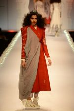 Model walk the ramp for Anju Modi on day 1 of Amazon India Fashion Week on 25th March 2015 (222)_5513ce397bc28.JPG