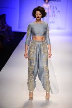 Model walk the ramp for Payal Singhal on day 1 of Amazon India Fashion Week on 25th March 2015 (95)_5513d4cc5ed6a.JPG