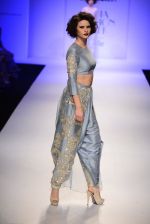 Model walk the ramp for Payal Singhal on day 1 of Amazon India Fashion Week on 25th March 2015 (96)_5513d4cd87f3a.JPG