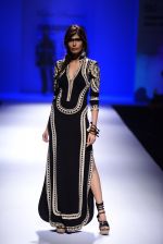 Model walk the ramp for Malini Ramani on day 2 of Amazon India Fashion Week on 26th March 2015 (260)_55152dd0a61de.JPG