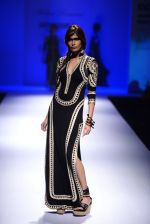 Model walk the ramp for Malini Ramani on day 2 of Amazon India Fashion Week on 26th March 2015 (262)_55152dd41bb4b.JPG