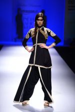 Model walk the ramp for Malini Ramani on day 2 of Amazon India Fashion Week on 26th March 2015 (266)_55152ddcca934.JPG