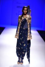 Model walk the ramp for Malini Ramani on day 2 of Amazon India Fashion Week on 26th March 2015 (343)_55152e58c3dbb.JPG