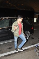Sidharth Malhotra snapped with his parents in Mumbai Airport on 26th March 2015 (2)_55152d549260a.JPG