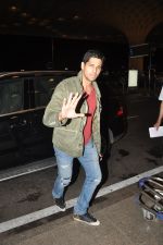 Sidharth Malhotra snapped with his parents in Mumbai Airport on 26th March 2015 (3)_55152d57c49f1.JPG