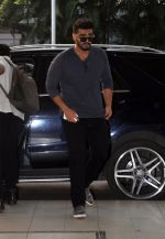 Arjun Kapoor snapped at domestic airport in Mumbai on 27th March 2015 (3)_5516761e40e6a.JPG