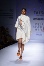 Model walk the ramp for Poonam Bhagat on day 4 of Amazon India Fashion Week on 28th March 2015 (24)_5517e65a04e37.JPG