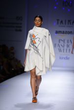 Model walk the ramp for Poonam Bhagat on day 4 of Amazon India Fashion Week on 28th March 2015 (25)_5517e660da815.JPG