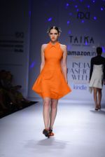 Model walk the ramp for Poonam Bhagat on day 4 of Amazon India Fashion Week on 28th March 2015 (56)_5517e6bac0f8e.JPG