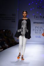 Model walk the ramp for Poonam Bhagat on day 4 of Amazon India Fashion Week on 28th March 2015 (65)_5517e6d081338.JPG