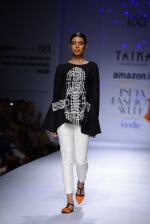 Model walk the ramp for Poonam Bhagat on day 4 of Amazon India Fashion Week on 28th March 2015 (66)_5517e6d1a8441.JPG