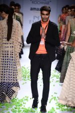Model walk the ramp for Sahil Kocchar on day 4 of Amazon India Fashion Week on 28th March 2015 (199)_5517e6bd7da85.JPG
