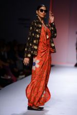 Model walk the ramp for Sonam Dubal on day 4 of Amazon India Fashion Week on 28th March 2015 (101)_5517e4c5dbed1.JPG