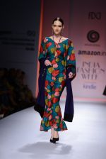 Model walk the ramp for Sonam Dubal on day 4 of Amazon India Fashion Week on 28th March 2015 (146)_5517e5aae69d2.JPG