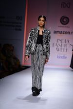 Model walk the ramp for Sonam Dubal on day 4 of Amazon India Fashion Week on 28th March 2015 (184)_5517e642bb21a.JPG