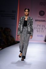 Model walk the ramp for Sonam Dubal on day 4 of Amazon India Fashion Week on 28th March 2015 (185)_5517e6461fb6f.JPG