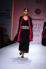 Model walk the ramp for Sonam Dubal on day 4 of Amazon India Fashion Week on 28th March 2015 (19)_5517e35884aa0.JPG
