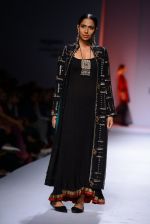 Model walk the ramp for Sonam Dubal on day 4 of Amazon India Fashion Week on 28th March 2015 (199)_5517e67377b81.JPG