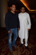 Salman Khan meets Raj Thackeray to discuss on Mumbai City on 28th March 2015 (75)_55180ee239f32.JPG