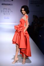 Sonal Chauhan walk the ramp for Nikhita on day 4 of Amazon India Fashion Week on 28th March 2015 (25)_5517e41725366.JPG