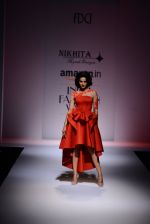 Sonal Chauhan walk the ramp for Nikhita on day 4 of Amazon India Fashion Week on 28th March 2015 (33)_5517e438a6645.JPG