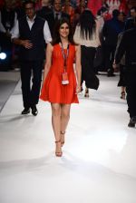 Model walk the ramp for Amazon India Fashion Week Grand Finale on 29th March 2015 (90)_5518f3c5eb85f.JPG