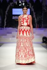 Model walk the ramp for Amazon India Fashion Week Grand Finale on 29th March 2015(307)_5518f5dd0bd33.JPG