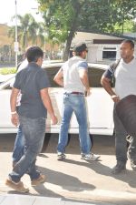 Hrithik Roshan leaves for Bhuj shoot on 30th March 2015 (4)_551a4a6a6432d.JPG
