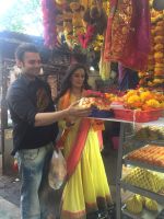 Mahaakshay Chakraborty, Evelyn Sharma Seeks Bappa_s Blessings for Ishqedarriyaan in Siddhivinayak temple, Mumbai on 31st March 2015 (30)_551b939ae5125.jpg