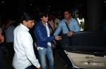 Shahrukh Khan limps back to mumbai post his London Fan Schedule on 3rd April 2015 (32)_551fe3f61a18a.jpg