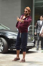 Ranveer Singh out from hospital in Mumbai on 5th April 2015 (14)_55225dc27091e.JPG