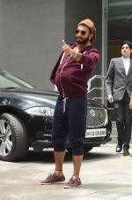 Ranveer Singh out from hospital in Mumbai on 5th April 2015 (17)_55225ddd5f40e.JPG