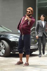 Ranveer Singh out from hospital in Mumbai on 5th April 2015 (18)_55225de942a18.JPG