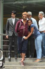 Ranveer Singh out from hospital in Mumbai on 5th April 2015 (4)_55225d7299eac.JPG