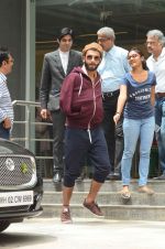 Ranveer Singh out from hospital in Mumbai on 5th April 2015 (5)_55225d759863d.JPG