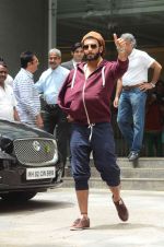 Ranveer Singh out from hospital in Mumbai on 5th April 2015 (9)_55225f1f83373.JPG